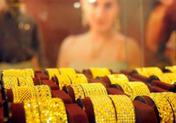 gold hits new high at rs 29 490 per 10 grams