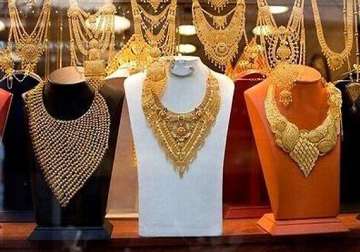 gold hits record high on global cues