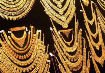 gold climbs to all time high of rs 30 550 on global cues