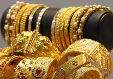 gold extend gains for third day on global cues