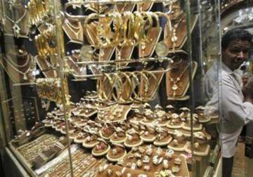 gold prices hit another high of rs32 975/10 gm