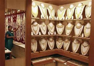 gold rises by rs 290 to rs 32 850