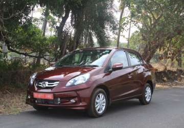 honda amaze puts up good show than the dzire receives 22 000 bookings