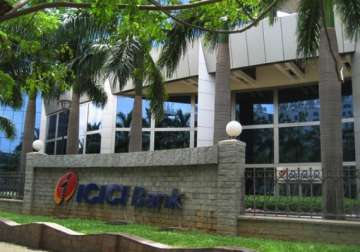 icici bank to pay customer rs 25k for freezing his account