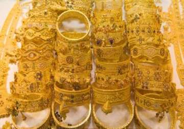 gold turns bearish on subdued demand amid global fall