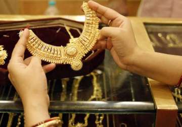 gold surges by rs.480 to reclaim rs.27 000 mark