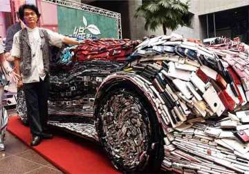taiwanese artist uses 25 000 mobile phones to create a car model