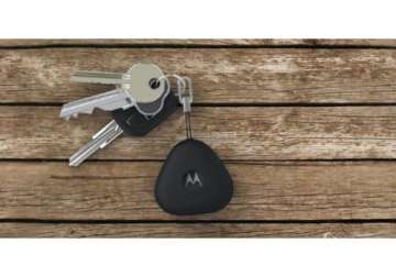 keep track of your phone and keys with motorola s keylink