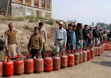 non subsidised lpg cylinder price cut by rs 21 to rs 880 atf by 3