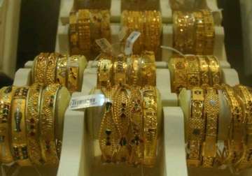 gold declines on stockists selling amid weak overseas trend