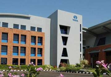 tcs to train 1 000 graduates from uk universities