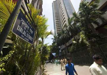 infosys ruins the day sensex slips 175 pts as it stocks tank