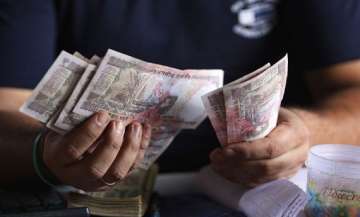 rupee falls for 3rd day against us dollar ends at 60.96