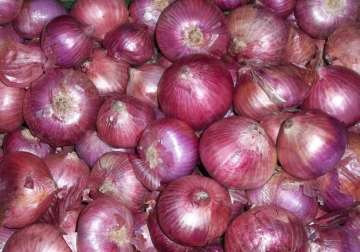 govt scraps minimum export price on onions to boost exports