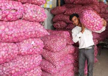govt extends ban on hoarding onion beyond ceiling by 1 year