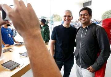 tim cook puts personal touch on iphone 6 launch