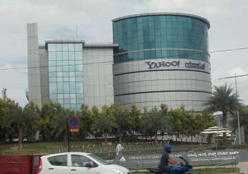 yahoo lays off 400 in india