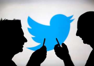 twitter lets merchants offer deals to its users