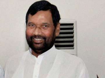 ram vilas paswan meets fm wants import duty on edible oils to be hiked