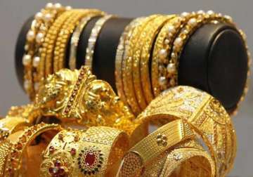 gold skids below rs 27k mark on heavy stockists selling