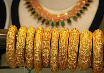 gold sinks to 4 year lows falls below rs 25 000 per 10g