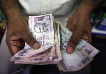 rupee bounces back by 5 paise vs dollar to 63.67