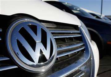 volkswagen world s biggest automaker sells more vehicles than toyota in first half