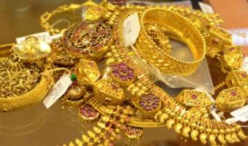 gold prices drop on global cues on thursday