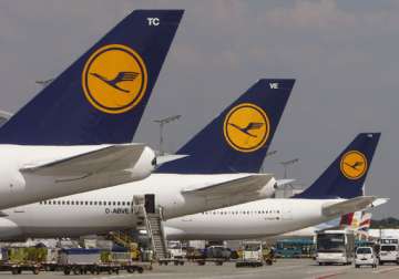 lufthansa to offer wirelessly streamed in flight entertainment for smartphones