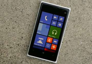 nokia gives lumia 920 a price cut now costs only rs 32 699