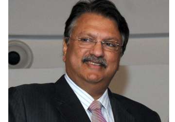 piramal picks up 10 in shriram transport for rs 1 652 cr