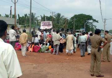 police deployed as orissa villagers barricade posco site