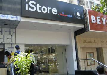 reliance retail to shut 80 of apple stores in india