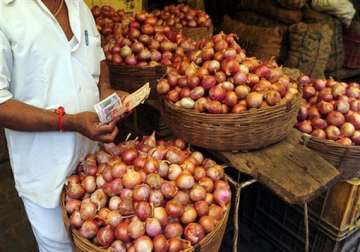 retail onion prices continue to rule at rs 60 70 per kg