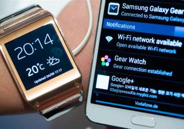 review samsung s galaxy gear smartwatch pictures and details