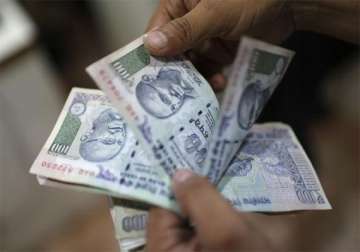rupee declines for 3rd day falls 13 paise to 61.65 vs dollar
