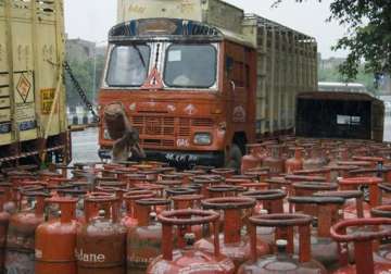 sale of 5 kg lpg cylinders allowed at pumps across nation