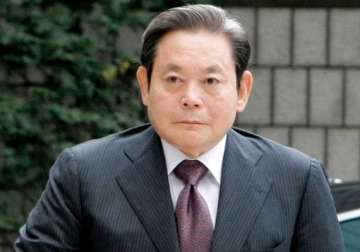 samsung chairman hospitalized after heart attack