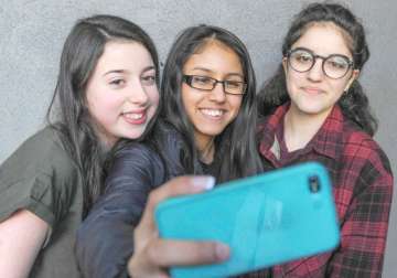 selfies turning into dangerous addiction among teenagers