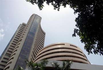 sensex closes 30 points up investors fret over weak rupee