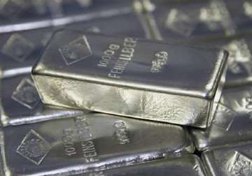 silver loses rs 200 on reduced off take