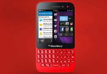 the new blackberry q5 lower cost 3.1 inch physical keyboard 5 mp pictures