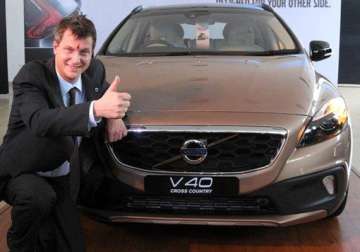volvo rolls out v40 cross country at rs 28.5 lakh