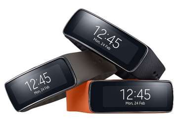 samsung unveils gear fit a curved fitness oriented wristband