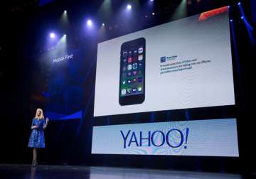 yahoo s 4q results dragged down by revenue drop