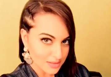 sonakshi sinha is back with another crazy dubsmash
