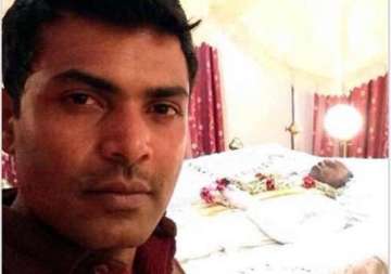 what was he thinking sri lankan guy posts selfie with dead father s body
