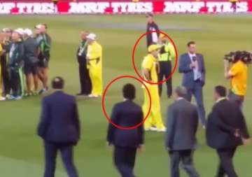 watch how glenn maxwell came running to hug sachin tendulkar after world cup win