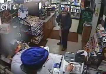 watch 58 year old sikh in ny chase off an armed robber with just slippers