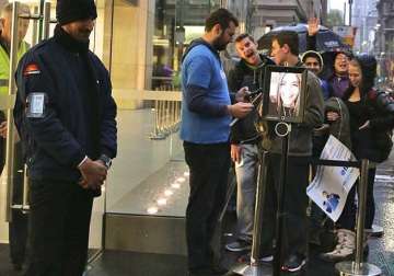 two ladies send robots to queue up and buy new iphones